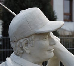 Betonskulpturen &ndash; Golfer