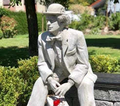 Betonskulpturen mit Hund