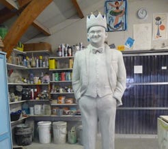 Betonskulpturen mit Hund