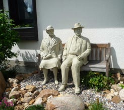 Betonskulpturen mit Hund