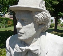 Betonskulpturen mit Hund