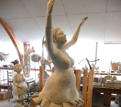 Betonskulpturen mit Hund